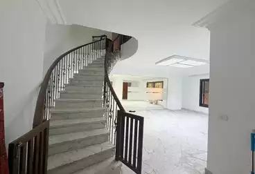 إداري للإيجار - 6 غرف - بالدور 0