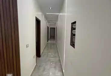 شقة بحديقة للإيجار - 3 غرف - بالدور 1