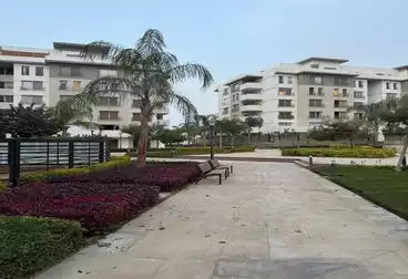 شقة بحديقة للبيع - 2 غرف - بالدور 1