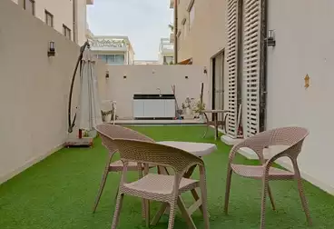 شقة بحديقة للإيجار - 2 غرف - بالدور 1