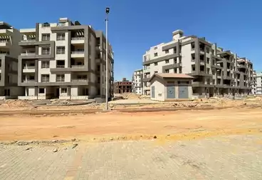 شقة بحديقة للبيع - 3 غرف - بالدور 0