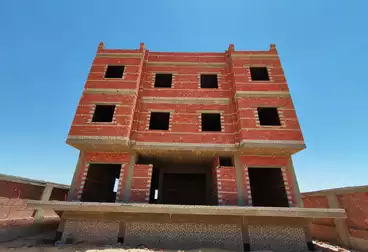 شقة بحديقة للبيع - 3 غرف - بالدور 1