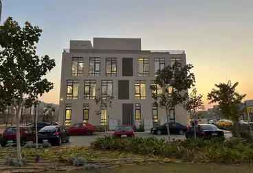 مكاتب للبيع - 1 غرف - بالدور 1