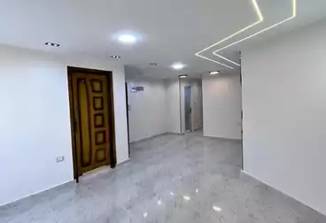 شقة بحديقة للبيع - 3 غرف - بالدور 7