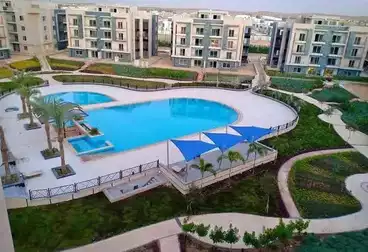 شقة بحديقة للبيع - 3 غرف - بالدور 1