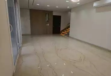 دوبلكس للإيجار - 3 غرف - بالدور 0