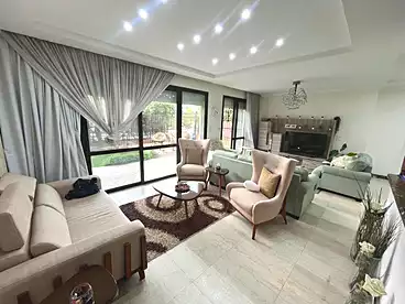 شقة بحديقة للإيجار - 3 غرف - بالدور 0