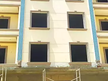 شقة بحديقة للبيع - 3 غرف - بالدور 1