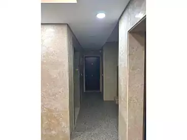 شقة بحديقة للبيع - 2 غرف - بالدور 1