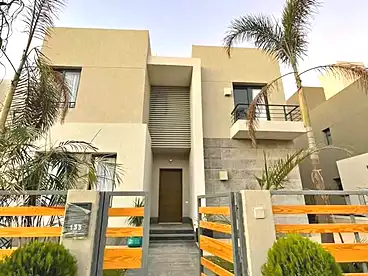 فيلا جاردن للبيع في كمبوند فيلاج دي لا كابيتال - بالم هيلز، الحي السكني الرابع - R4، 250 متر