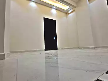 شقة بحديقة للبيع - 3 غرف - بالدور 0