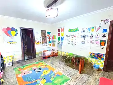 شقة بحديقة للبيع - 3 غرف - بالدور 1