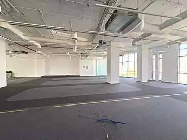 Administrative For rent in Southern 90th St., 90th Street, 825 sqm