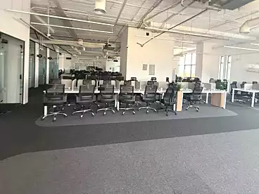 Administrative For rent in Southern 90th St., 90th Street, 825 sqm