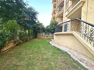 شقة بحديقة للبيع في شارع فاروق الباز، المرحله العاشره، 115 متر