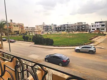 في امتداد غرب الجولف، غرب الجولف، 300 متر