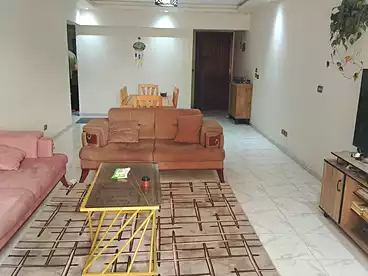 Private للإيجار في شارع عبد الحميد بدوي، شيراتون، 150 متر