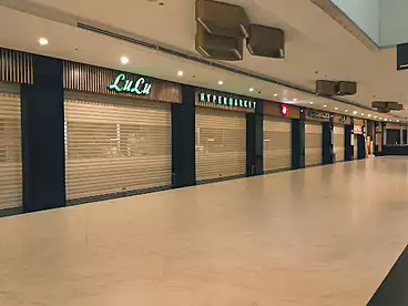 محلات للإيجار في شارع التسعين الجنوبي، شارع التسعين، 44 متر