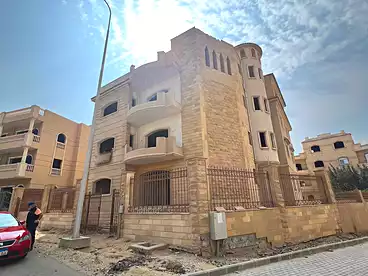 للبيع في المجاوره التاسعه، غرب سوميد، 755 متر