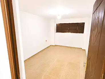 في شارع شبرا، الساحل، 300 متر