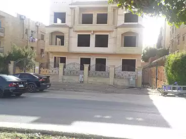 Building For sale in Street 13, First Neighborhood, 680 sqm