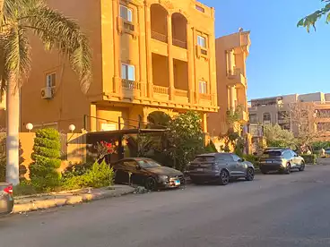 شقق للبيع في شارع خالد بن الوليد، جنوب الاكاديميه (د)، 200 متر