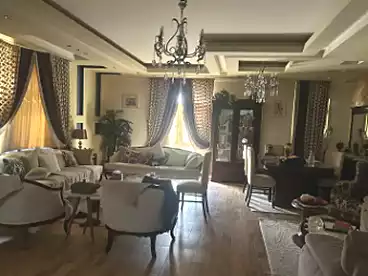 فلل للبيع في الحي الخامس، العبور، 600 متر