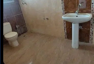 مكتب اداري للايجار من المالك مباشرة المساحة 156 م مكون من 3 غرف بغرفة ماستر وبلك