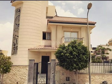 فيلا 804 م للبيع بكمبوند جولدن هايتس.