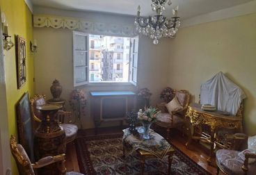 شقة للبيع بالاسكندريه كامب شيزار خطوات من الترام 240م