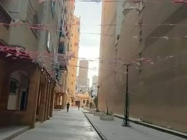 شقة لقطة للبيع جانبية في الحضرة القبلية شارع المفتش مساحة ١٠٢ في العقداجمالي شامل بروز ومناور