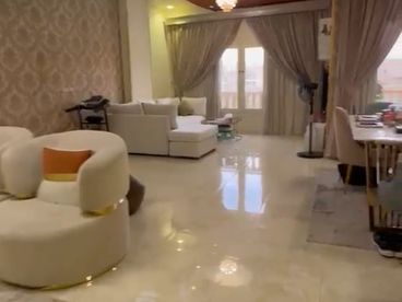 شقه للبيع دور اول 200متر متشطبه سوبر لوكس 3غرف لو كيشن مميز
