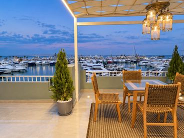 Seafront 2-Bedroom Apartment with Rooftop Terrace in Hurghada Marina للبيع