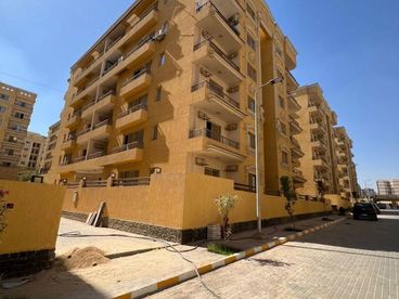 شقة للبيع بكمبوند صفوة الاندلس خطوات من التسعين الجنوبي والهايد بارك