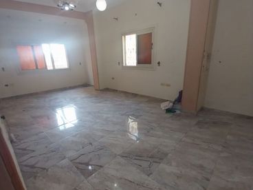 شقة 110 M² For sale in Omar Khorshid St.