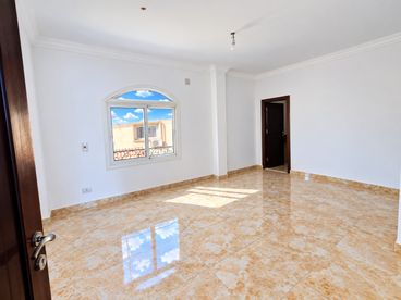 شقه روف  350m +تراس 175m للبيع فى الياسمين فيلات التجمع الاول 