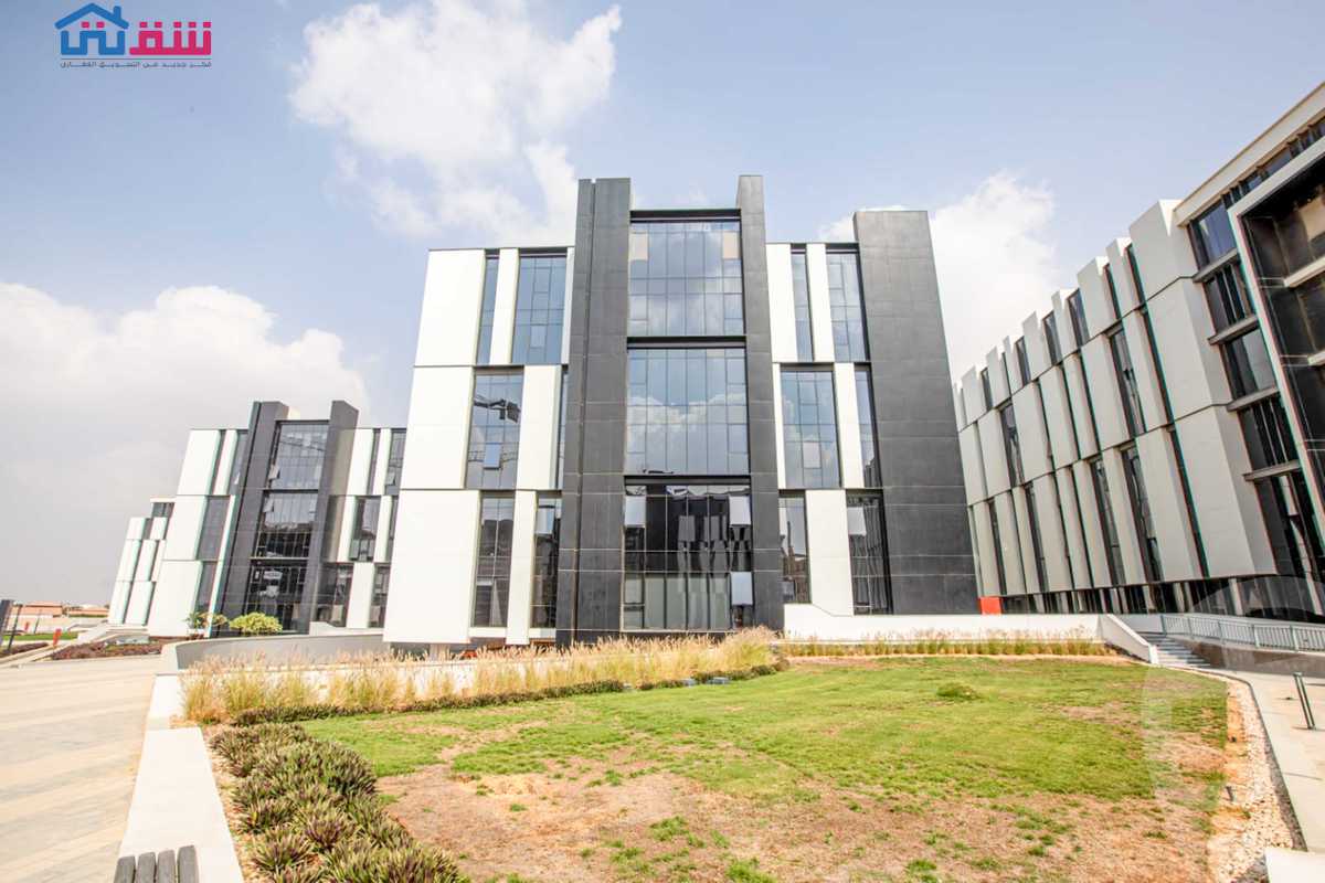 https://aqarmap.com.eg/ar/listing/5491751-for-sale-cairo-new-cairo-compounds-hyde-park-business-district