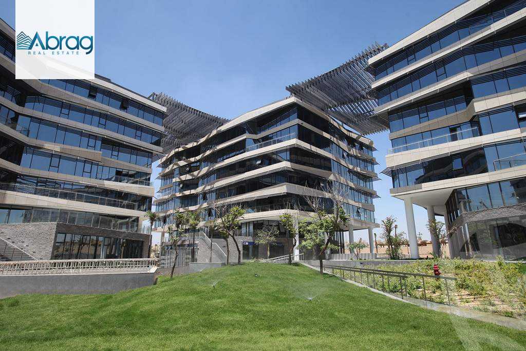 https://aqarmap.com.eg/ar/listing/5963117-for-sale-cairo-el-sheikh-zayed-city-compounds-kmbwnd-wyst-twn-swdyk