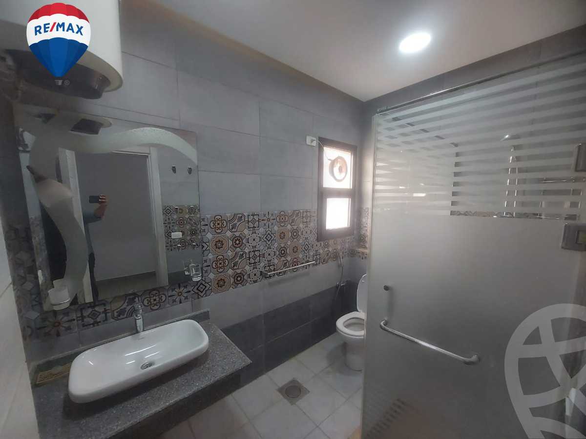 https://aqarmap.com.eg/ar/listing/3796125-for-rent-cairo-el-sheikh-zayed-city-compounds-kmbwnd-wyst-twn-swdyk