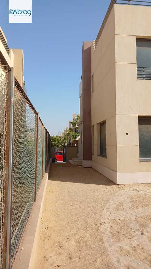 https://aqarmap.com.eg/en/listing/6028501-for-sale-cairo-el-sheikh-zayed-city-compounds-royal-meadows
