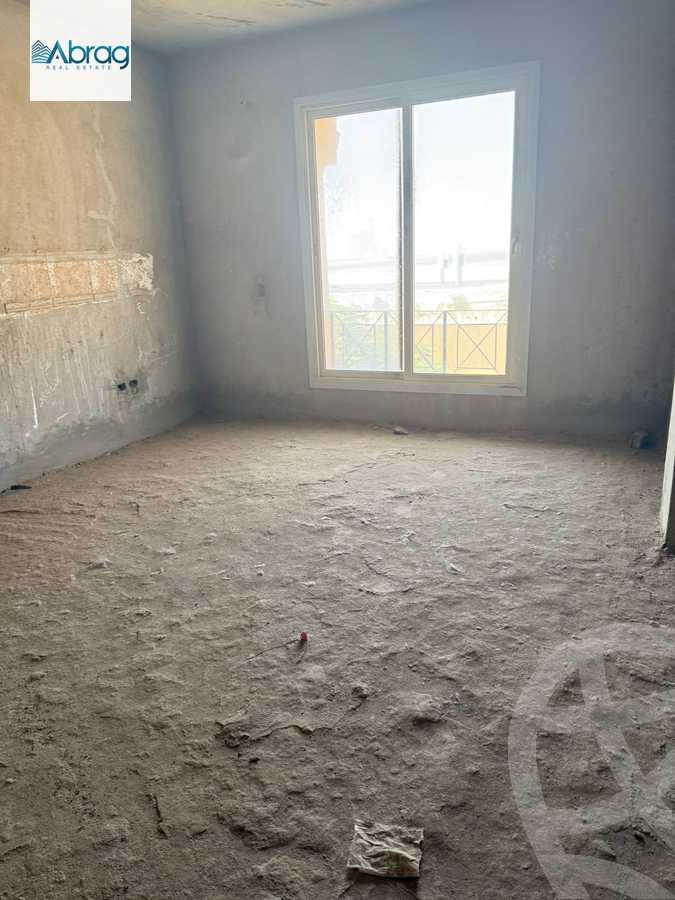 https://aqarmap.com.eg/en/listing/6514171-for-sale-cairo-el-sheikh-zayed-city-compounds-royal-meadows