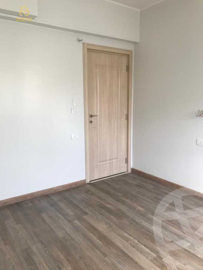 https://aqarmap.com.eg/en/listing/4049894-for-sale-cairo-new-cairo-compounds-mountain-view-hyde-park