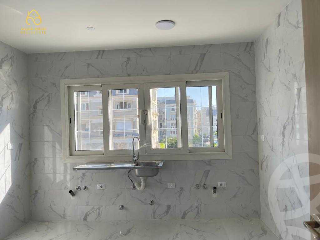 https://aqarmap.com.eg/en/listing/4049894-for-sale-cairo-new-cairo-compounds-mountain-view-hyde-park